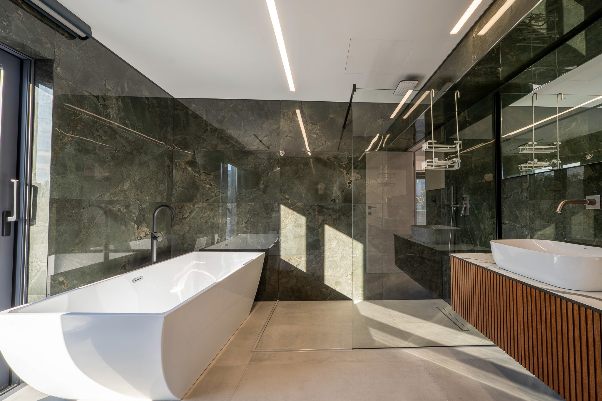 Villa Bond, master bath in green marble with freestanding tub