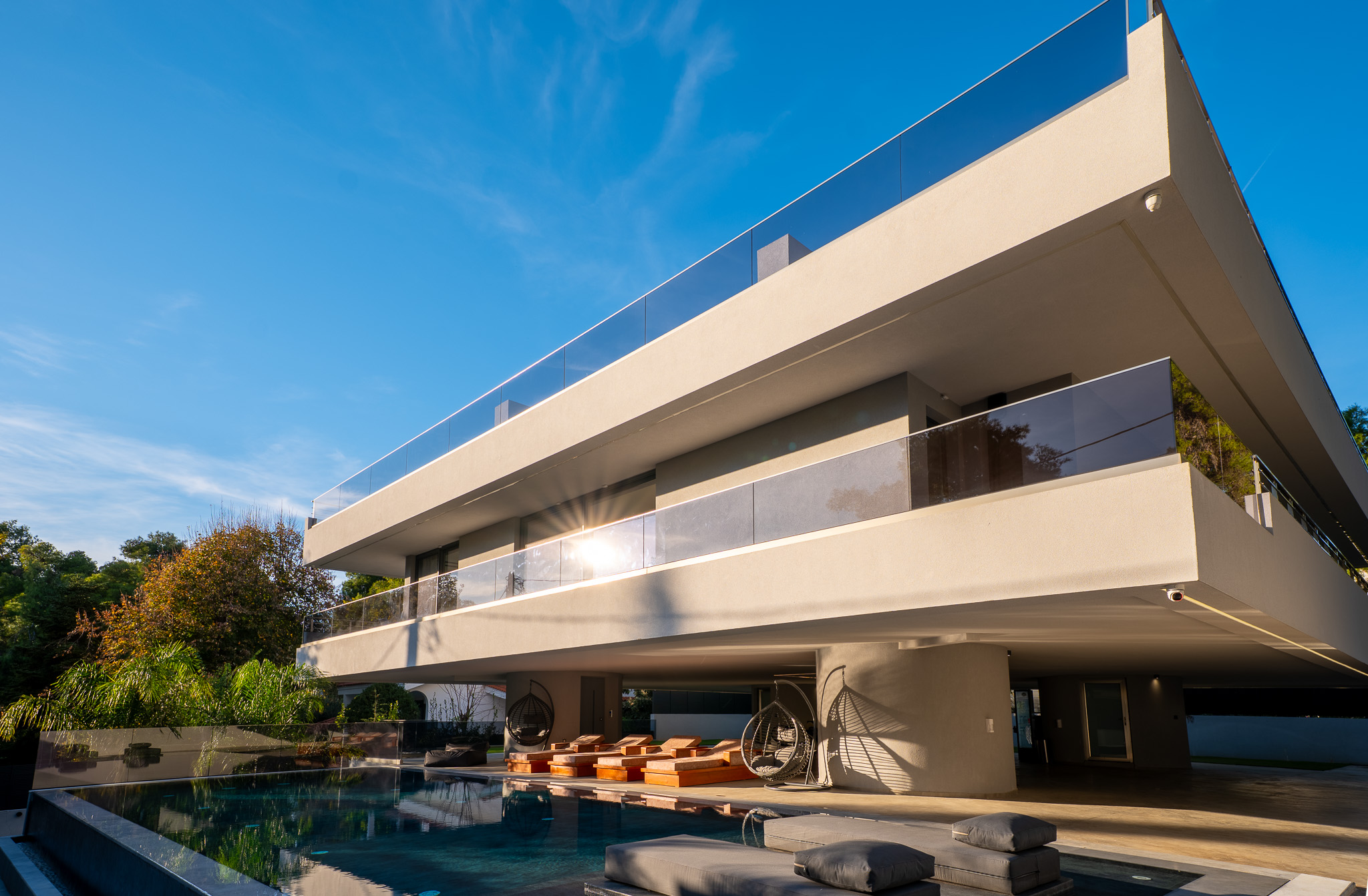 Villa Bond, side elevation of cantilevered facade