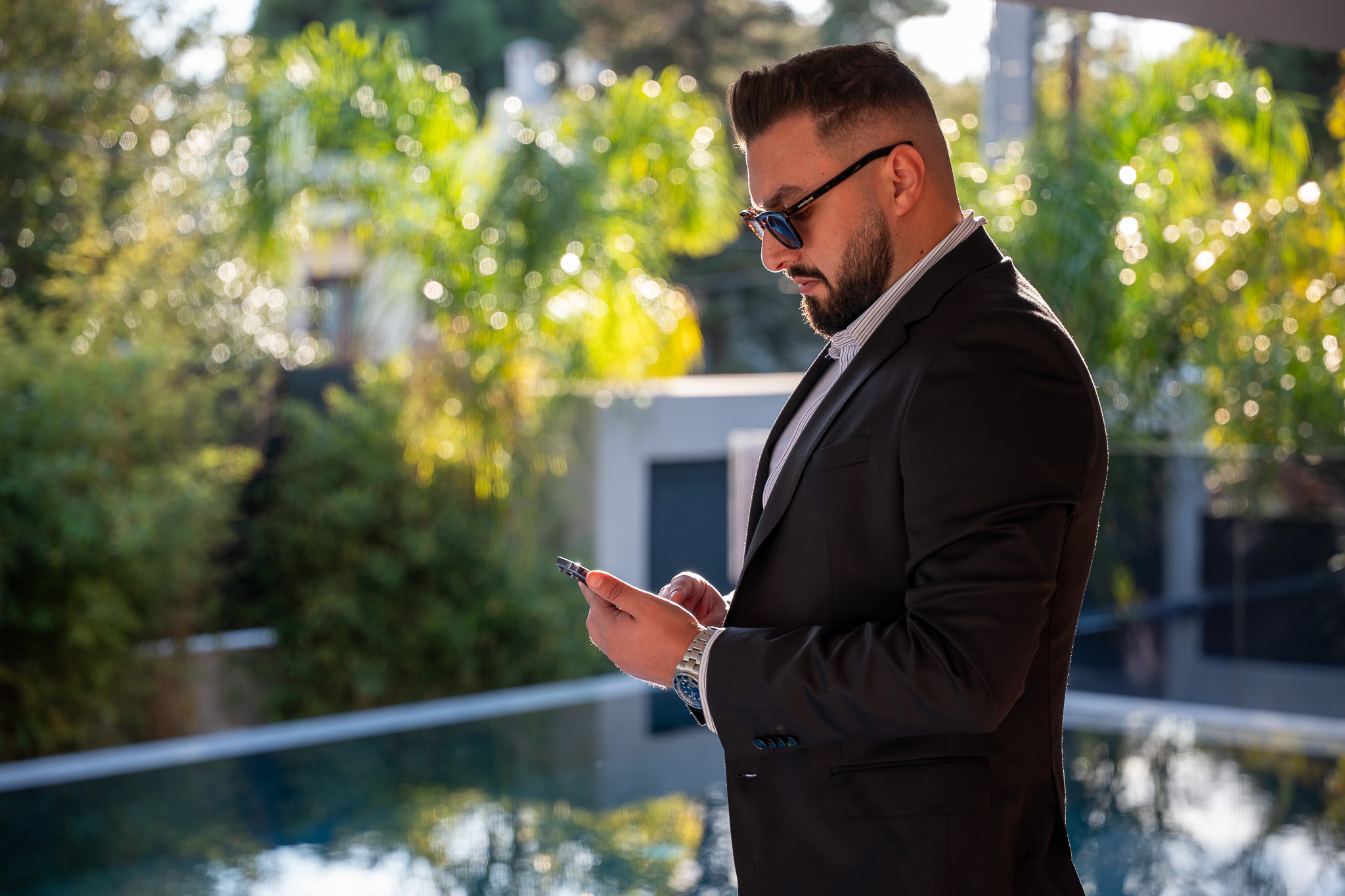 Villa Bond, agency portrait on the phone, golden-hour bokeh