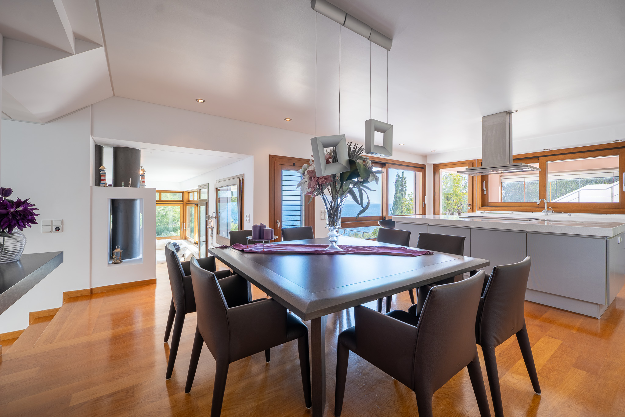 Villa Selene, square dining table with chandelier